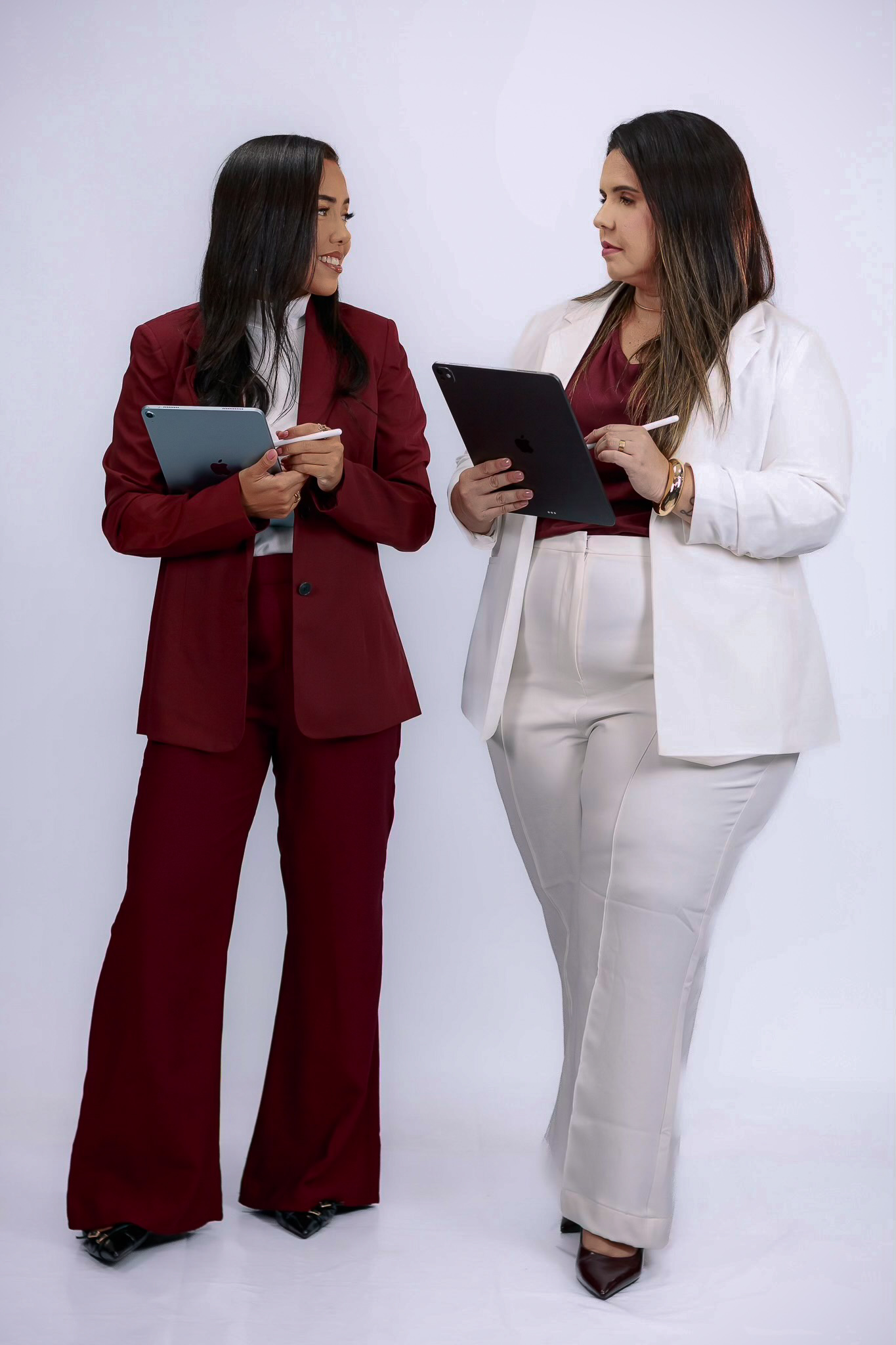 Giennah Esteves Martins e Vanessa Dias de Sousa, engenheiras da Proeng, revisando projeto